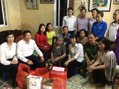 Đoàn lãnh đạo quận Long Biên, phường Việt hưng, đại diện BGH trường MN Hoa Thủy Tiên thăm tặng quà Mẹ Việt Nam anh hùng Lương Thị Hận